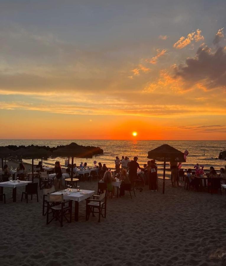 Sunset Beach Фьюмичино Экстерьер фото